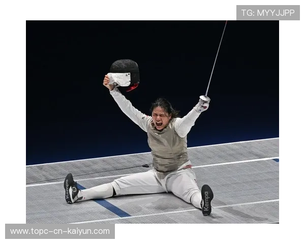 中国击剑队花剑直刺命中目标——在节拍与专注之间绽放胜利的光芒